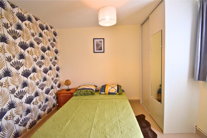 غرفة النوم الثالثة في الطابق العلوي مع سرير مريح في الوسط وخزانة ملابس واسعة على اليمين، وتوفر بيئة ترحيبية وعملية لإقامة ممتعة.