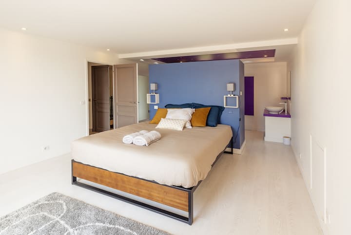 Grote slaapkamer op de eerste verdieping met zijn 160 bed en dik en comfortabel matras