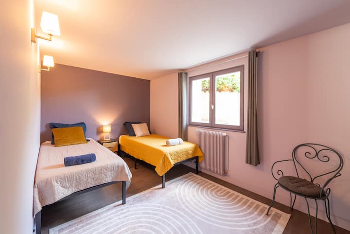 Eerste kleine slaapkamer beneden met 2 bedden in 90