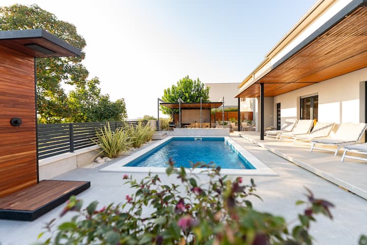 The Light On The Hill-Elegant serenity&heated pool