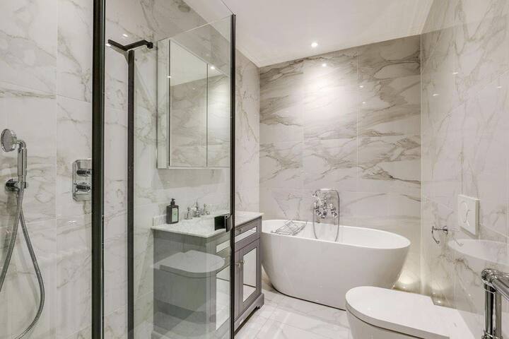 Stylish Little Venice Oasis w/ Private Park gallery image 5