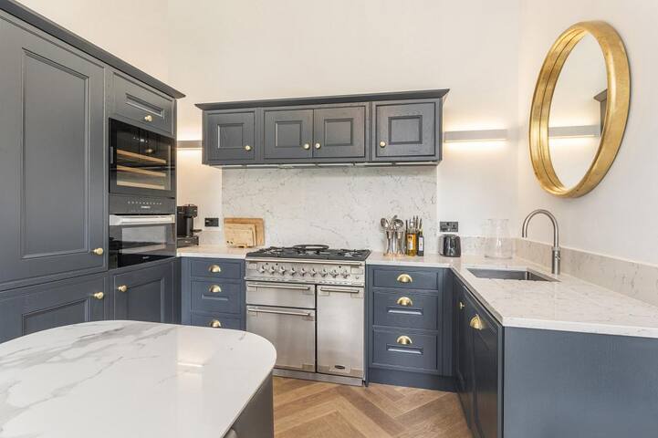 Stylish Little Venice Oasis w/ Private Park gallery image 3