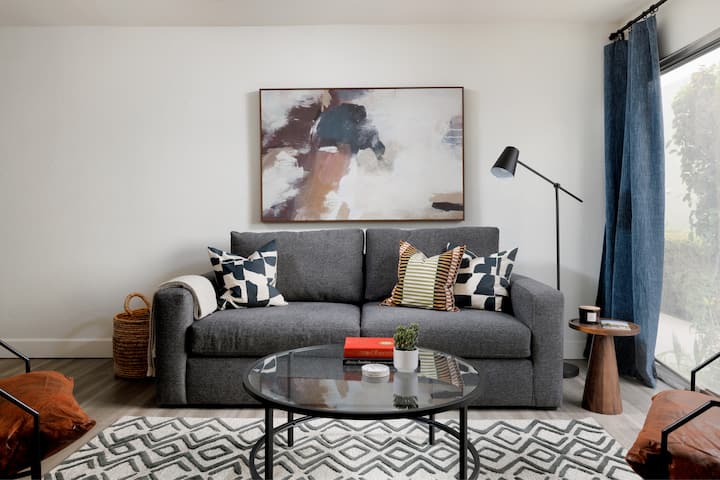 Affordable Comfort In Prime + Walkable Location! - Scottsdale, AZ
