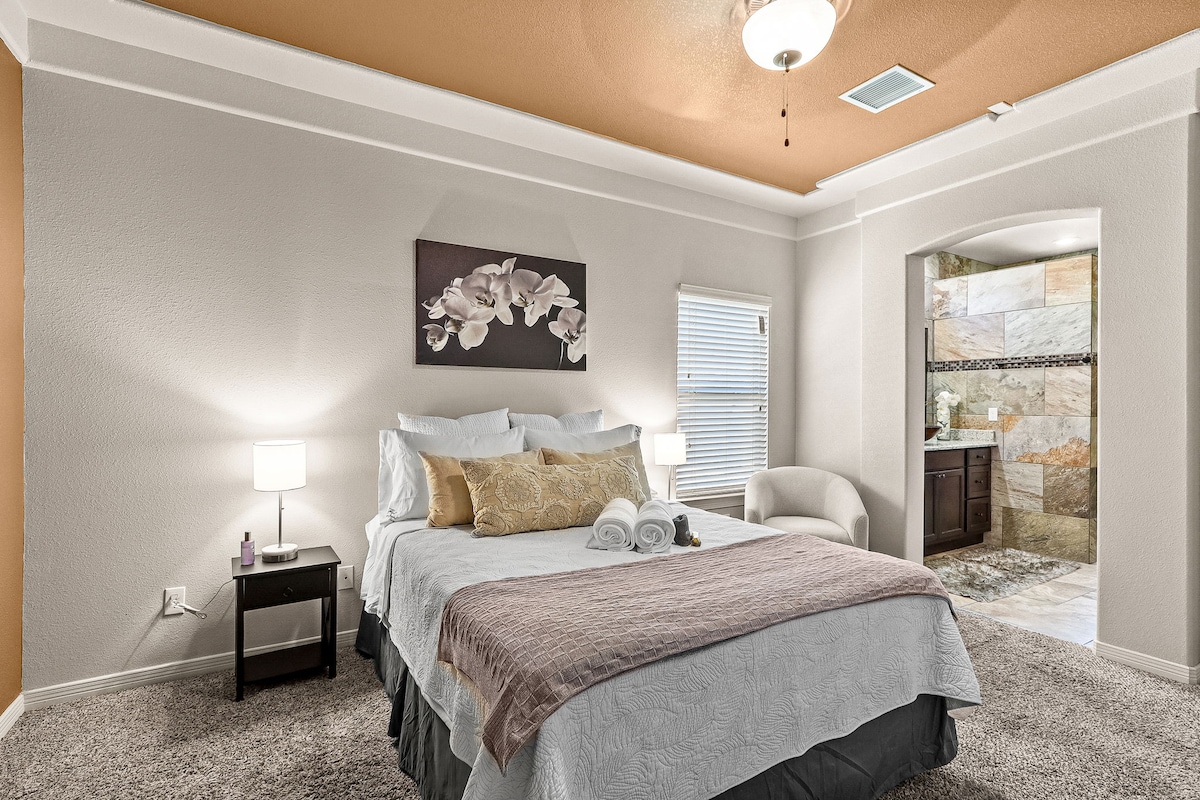 舒适美丽的主卧配备标准双人床。