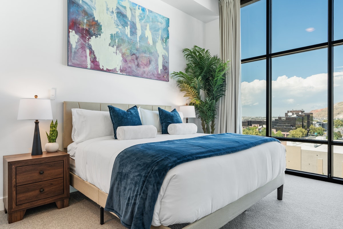 Брачна спална соба во облаците. Исклучително удобно со приклучена бања и одење во плакар.