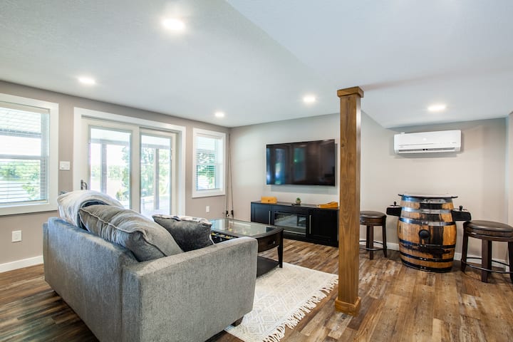 חלל המגורים השני שלנו אידיאלי לילדים, עם ספה נפתחת, טלוויזיה, מערכת משחקים ושפע של אפשרויות שינה עם כמה מיטות נפרדות. 