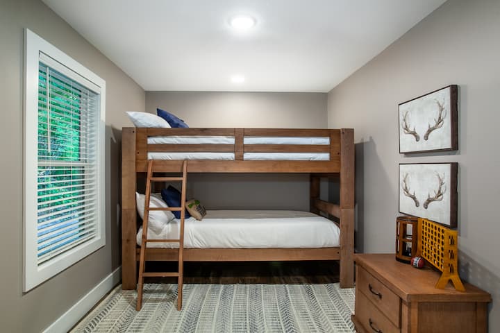 בחדר השינה השני בקומה העליונה יש שטיח נחמד כדי ליהנות מזמן משחק ברצפה. 