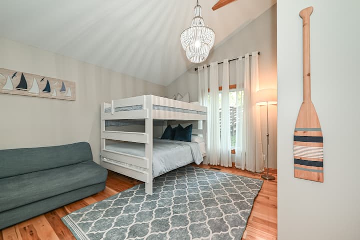 Ampia camera con letto a castello dotata di 2 materassi queen-size, un divano letto, TV Roku da 65” e un ventilatore a piantana riposto nell'armadio 

In questo armadio si trova anche il lettino da viaggio