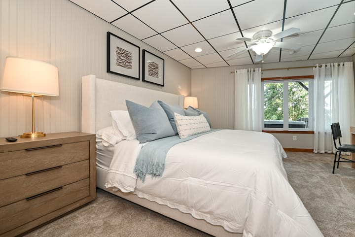 Rilassati in un letto king-size con materasso ibrido in memory foam Casper, oltre a un'area di lavoro dedicata con vista sul lago e una TV Roku da 65”.