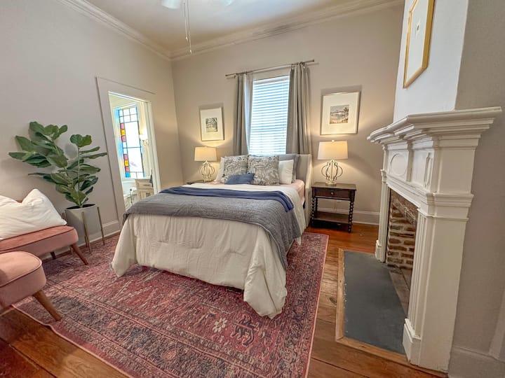 يحتوي هذا السرير على مرتبة من الإسفنج المرن 