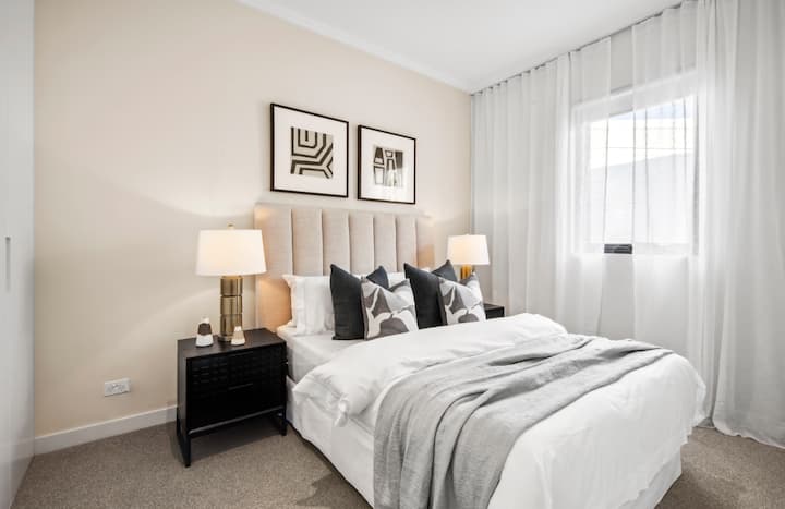 Dvojposteľ so vstavanými skriňami