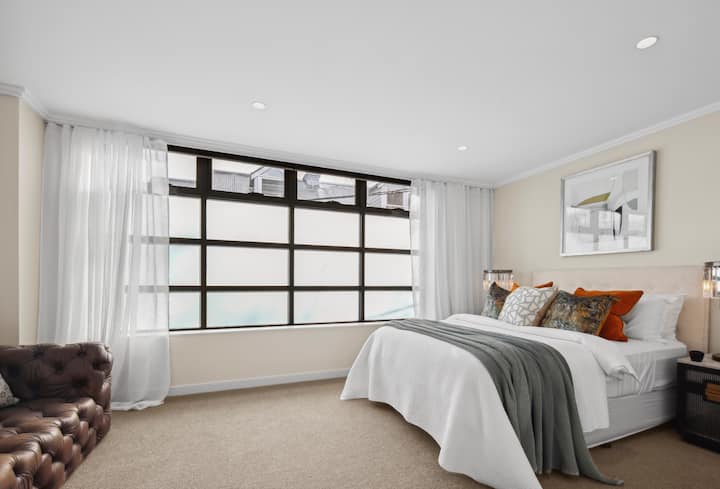 Manželská posteľ s vlastnou kúpeľňou a vstavanými skrinkami