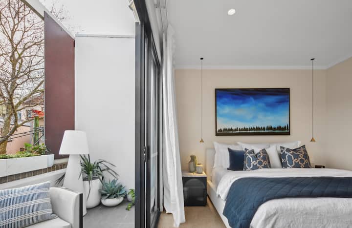 Hlavná spálňa na najvyššom poschodí s výhľadom na panorámu mesta, vlastnou kúpeľňou a vstavanými skrinkami