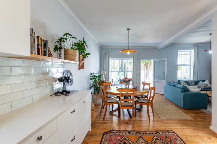 Cottage feel entire house 2 beds Sea Point gallery image 2