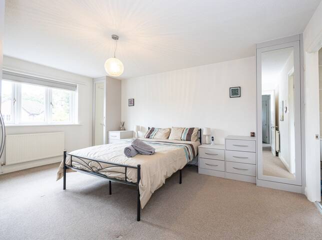 Modern Family Home in South Manchester/Stockport gallery image 3