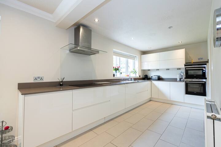 Modern Family Home in South Manchester/Stockport gallery image 5