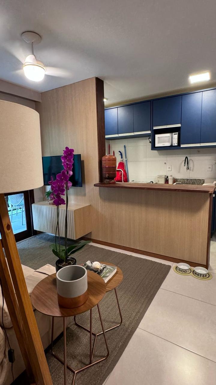 Habitación con ventiladores de techo y cocina completa con utensilios