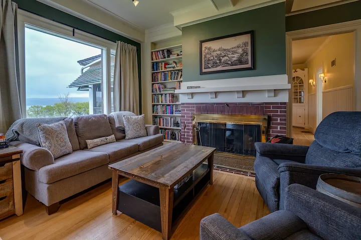 Sitting Area/Library 
