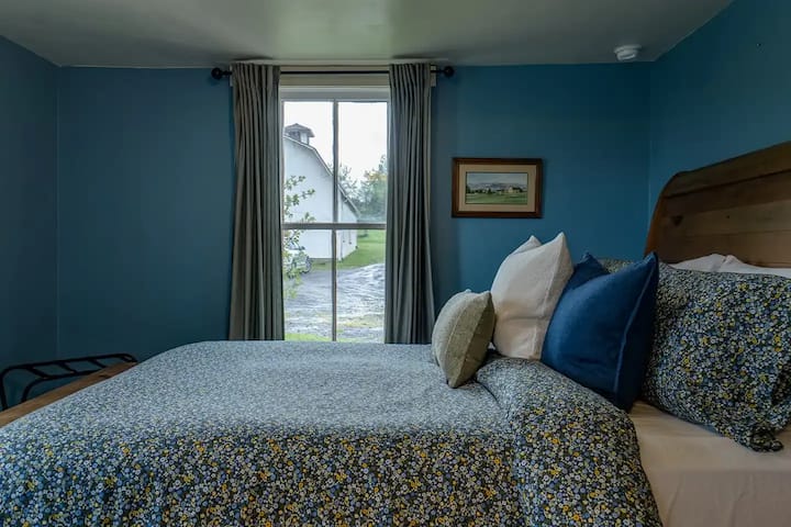 Bedroom 3 with queen bed and en suite bathroom located on first floor