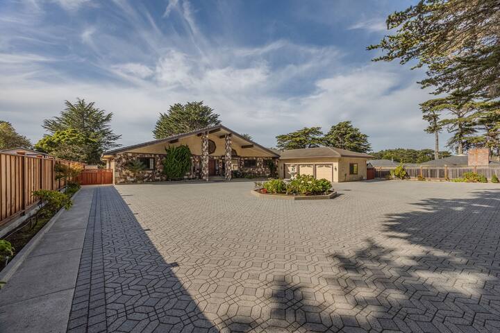 4300 sq ft Bay Escape – Near Beach, Golf & Trails gallery image 2