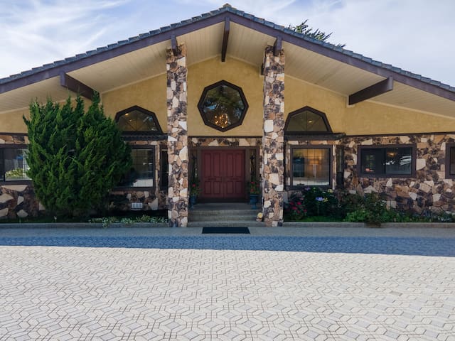 4300 sq ft Bay Escape – Near Beach, Golf & Trails gallery image 3