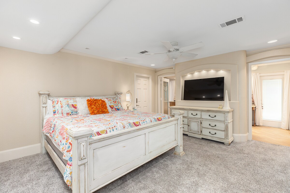 Пространа главна спална соба со брачен кревет (широк 180-220 см).