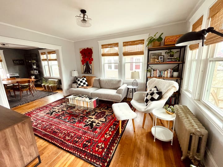 Cozy, Stylish Home Close To Downtown Salem - Salem, MA