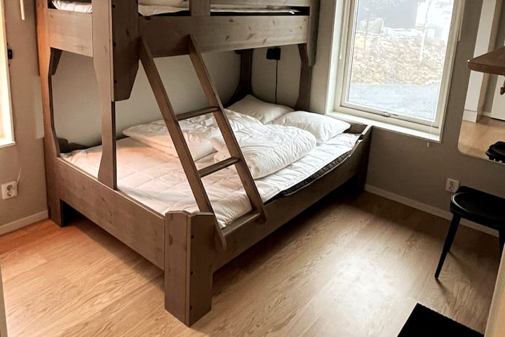 Amplias habitaciones con buenas instalaciones de almacenamiento en los cuatro dormitorios.