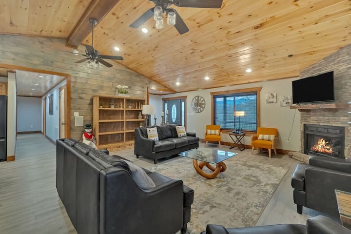 温馨宽敞：依偎在毛绒沙发上，享受温馨的壁炉。