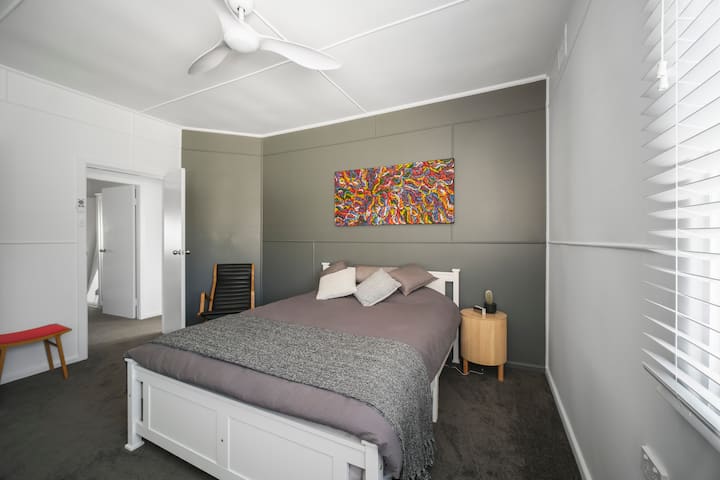 SPÁLŇA 1. MANŽELSKÁ POSTEĽ, STROPNÝ VENTILÁTOR, AIRCONDITIONG, 55-PALCOVÝ TELEVÍZOR