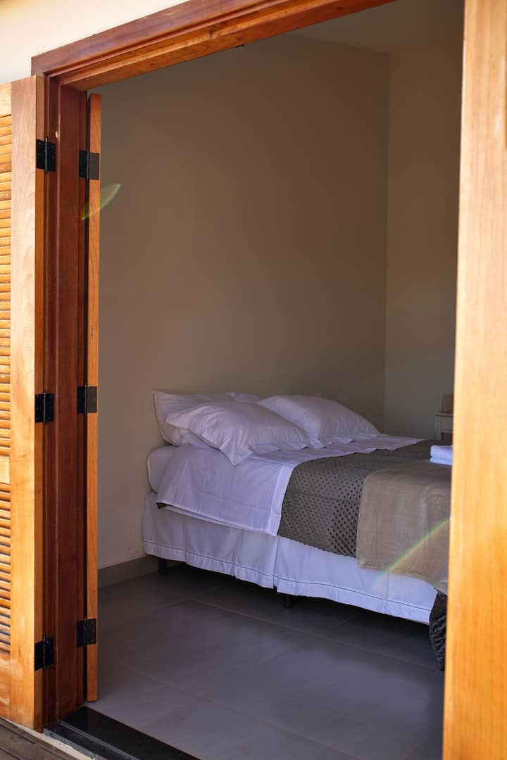 Quarto com deck e cama de casal e cama de solteiro* Foi incluída posteriormente.