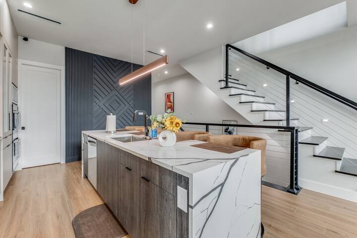 Newly Built 4 BR 4 Bath Home W/ Rooftop + Grill! gallery image 5