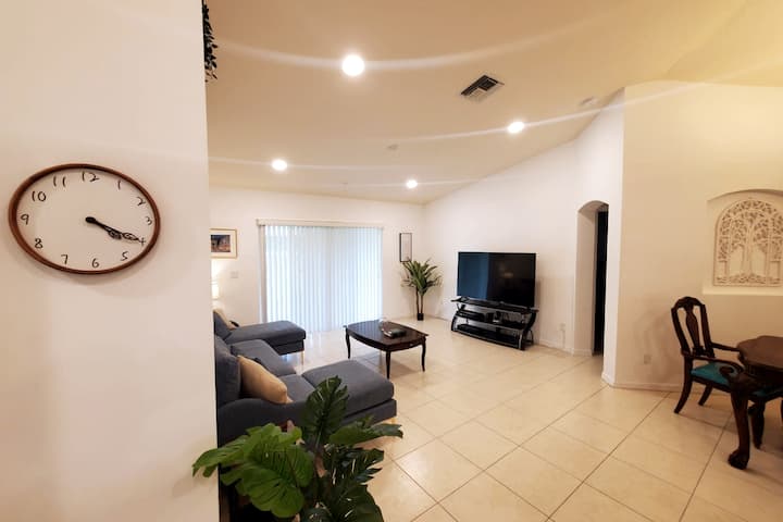 Elegant And Clean 3 Bedroom Home - Port St. Lucie, FL