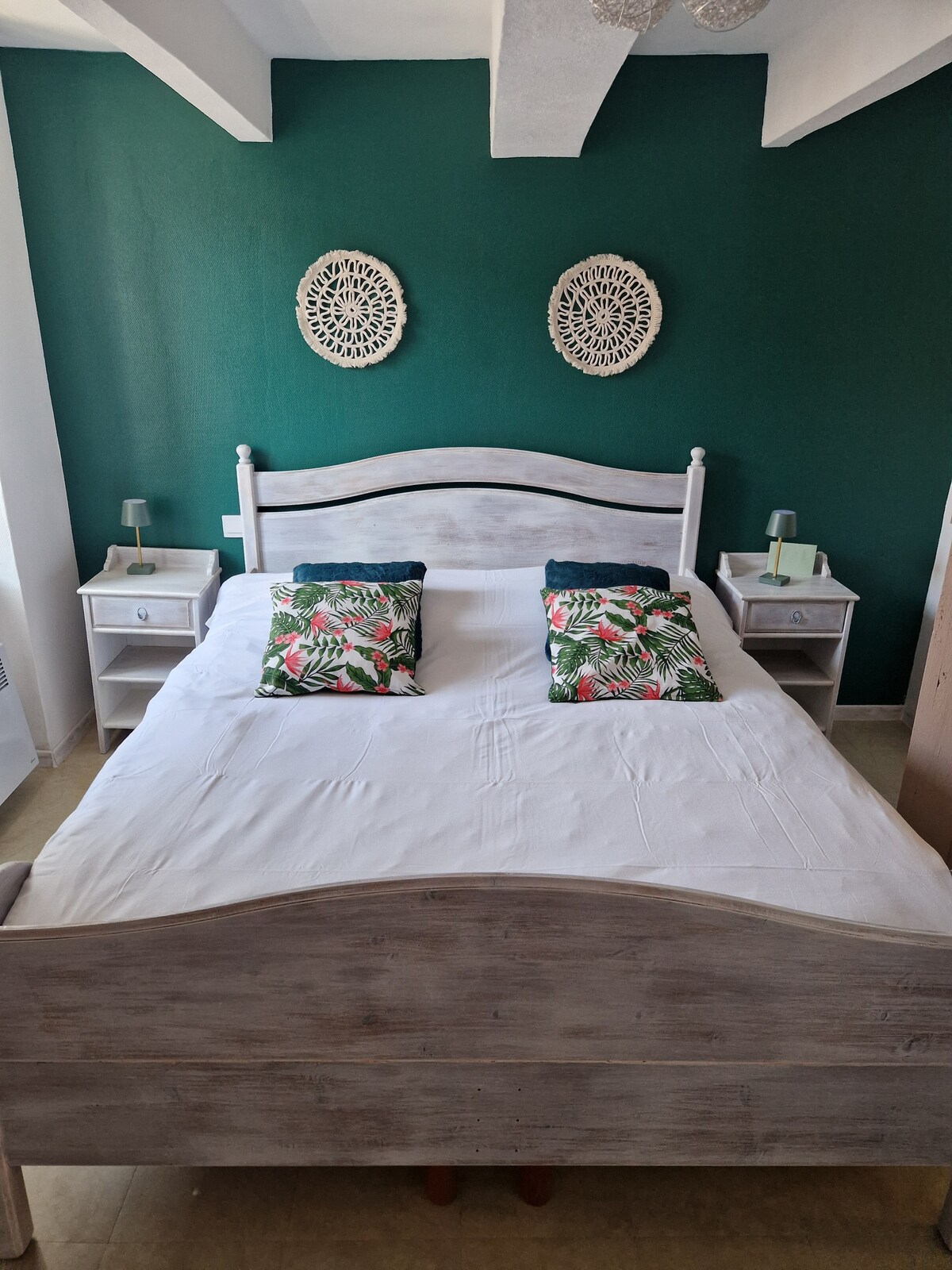 Ძალიან ლამაზი ოთახი ორადგილიანი საწოლითა და ელექტროქსელის ზამბარებით 
Ყაყაჩოს თემა 