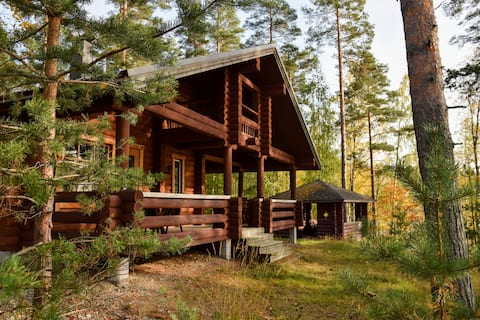 Mäntyniemi log villa on the shores of Lake Saimaa