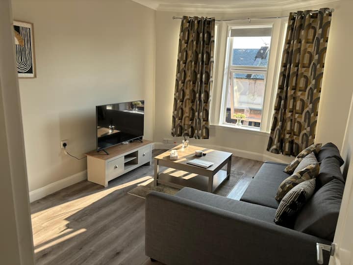2 Bedroom First Floor Flat- Bonnie Stays - Troon