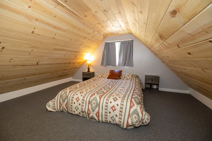 Dit is de loftruimte. Het heeft een groot matras. Deze kamer beschikt niet over een deur, maar je komt wel een wenteltrap op om naar deze ruimte te komen