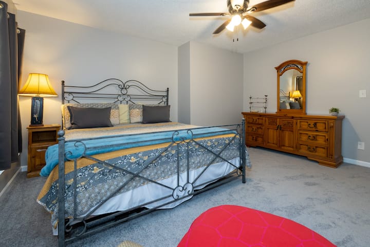 Kingsize slaapkamer op de begane grond. Dubbele deuren maken verbinding met de veranda.