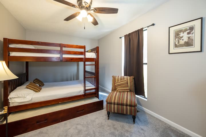 Stapelkamer - twee tweepersoonsbedden met onderverdieping. Deze kamer heeft ook een tv om te streamen