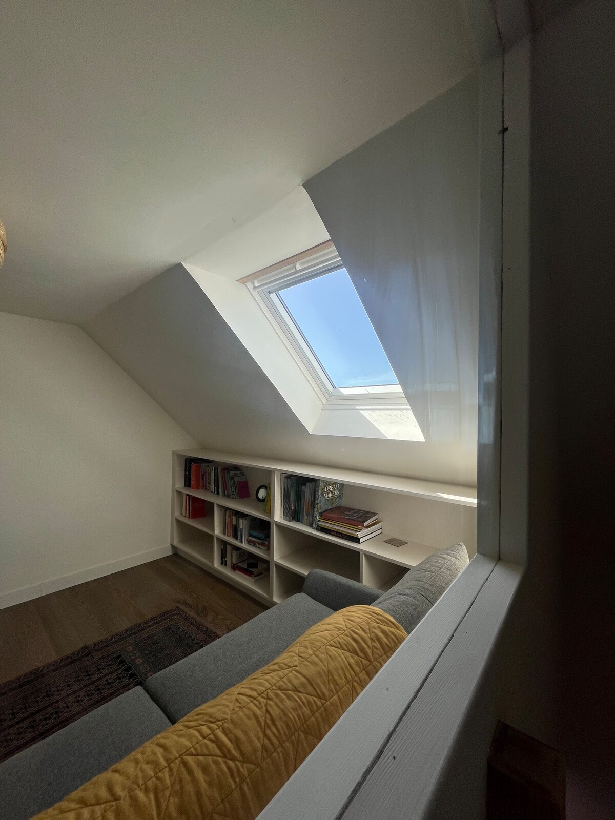 卧室也是我的工作区，如有需要，我可以把小办公室留给您。 除此之外，还有充足的存储空间（抽屉和小衣架）和架子。 您可以随意翻阅这些书，我翻译了其中一些！ 