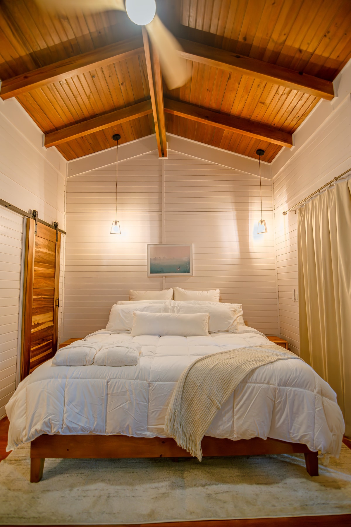 Ervaar ultiem comfort en luxe met ons weelderige kingsize bed. Gedrapeerd in fris beddengoed van hoge kwaliteit, belooft dit uitgestrekte bed een goede nachtrust.