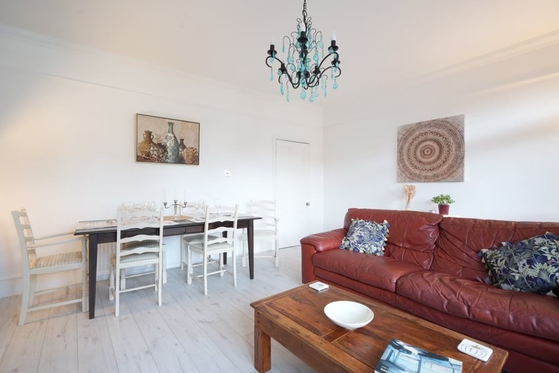 Top performing Airbnb: Spacious homely seaside maisonette with balcony in Leigh On Sea