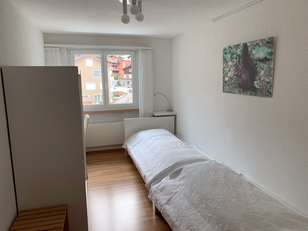 Zweites Schlafzimmer mit zwei Einzelbetten und Schreibtisch – ideal für Kinder oder Home-Office.