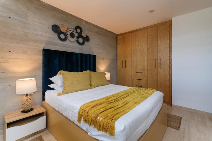 Вторичната спалня се откроява с оригиналния си стил, който съчетава съвременни детайли с нотка на топлина. 