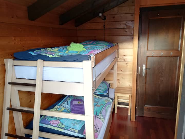 Otro dormitorio con litera, armario, taburete y cajones de cama (lado del valle)