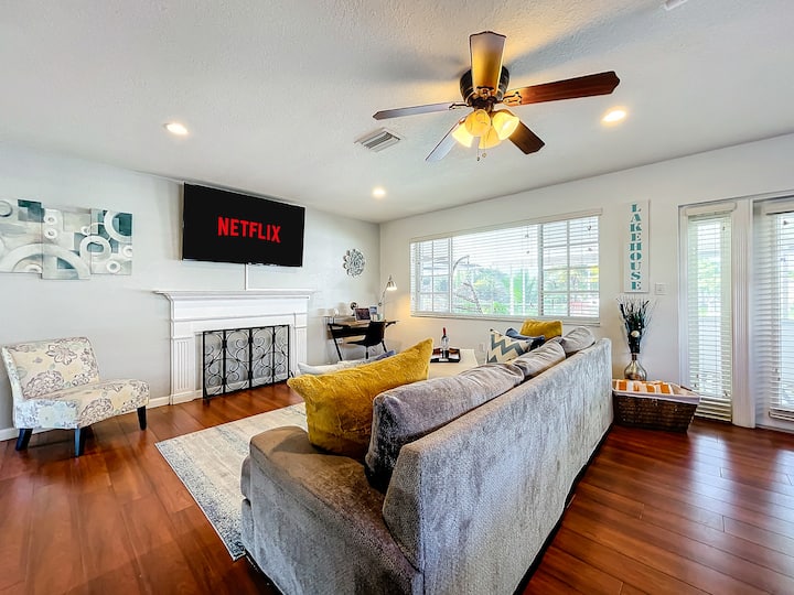Lakefront Pool Home Near Hard Rock! - Miramar, FL