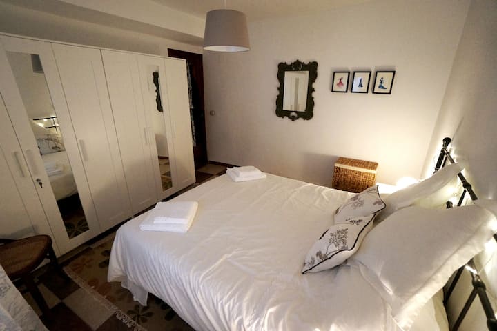 Large double bedroom with king sized bed at the rear of the house.

Gran dormitorio doble con cama de matrimonio en la parte trasera de la casa.