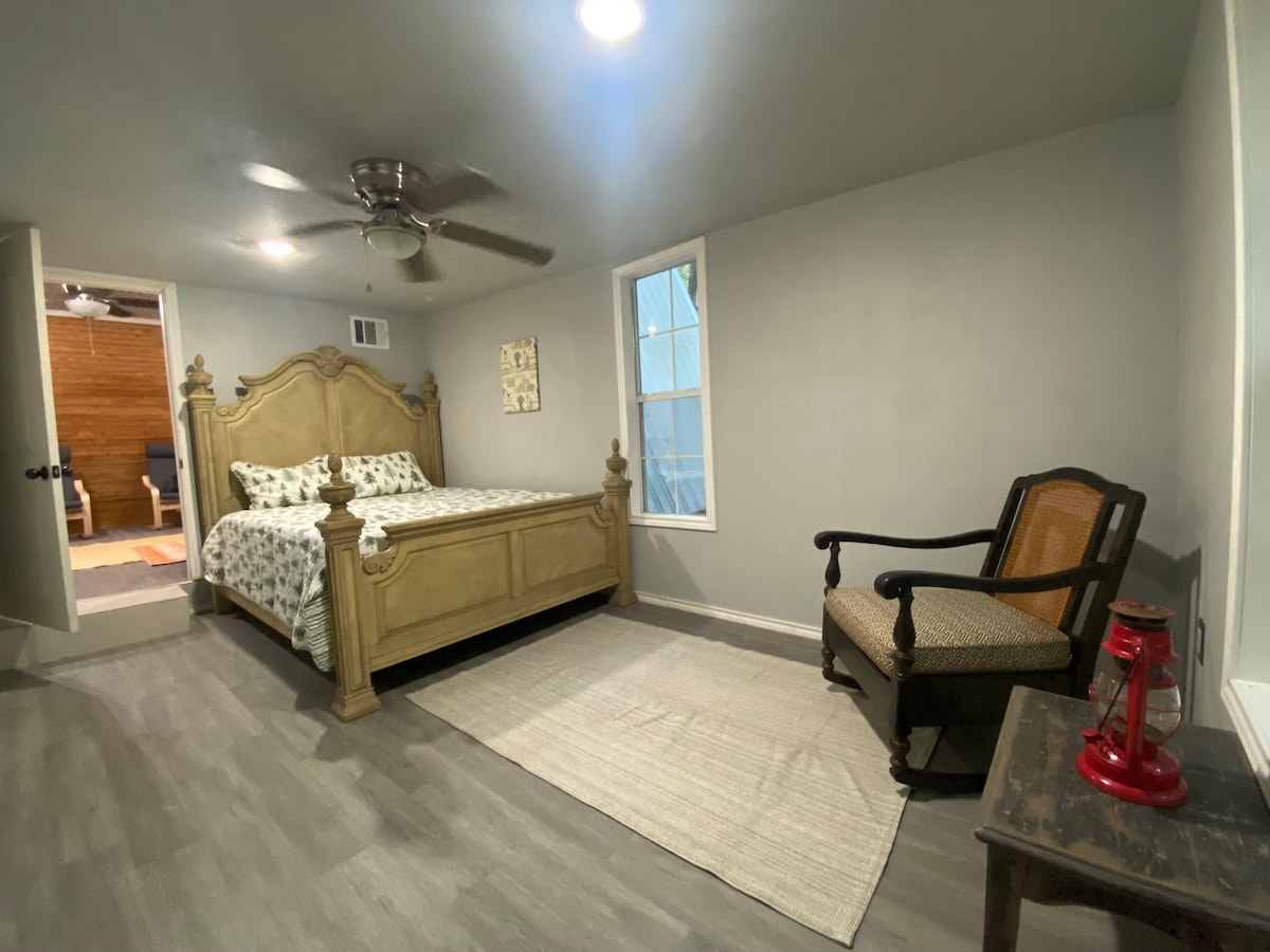 Главна спалня с двойно легло. 