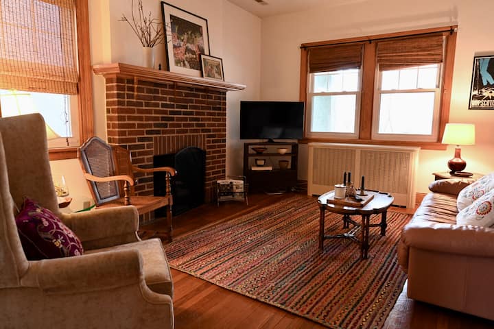 Bright, Quirky Bungalow - Richmond, VA