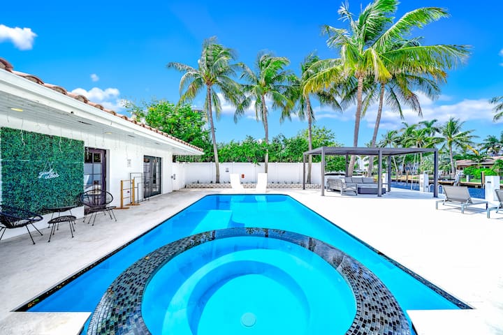 Heated Pool & Hot Tub! Waterfront+Golf Cart! gallery image 2